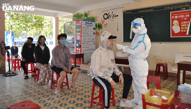 All the employees were required to strictly comply with safety measures against COVID-19 whilst waiting for their turns to have their samples taken. Photo: L.HUNG