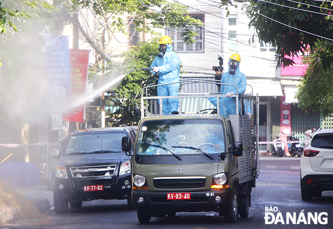 The spraying of chemical disinfectants were carried out in Luong Ngoc Quyen Street in front of Dong Da traditional market and…