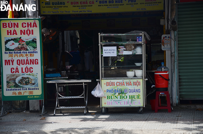 The takeaway service accepted by an eatery on Nguyen Van Thoai Street. Photo: THU HA