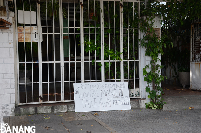  Those looking for takeaways can call to available phone numbers offered by an F&B establishment on Ly Tu Trong Street. Photo: THU HA