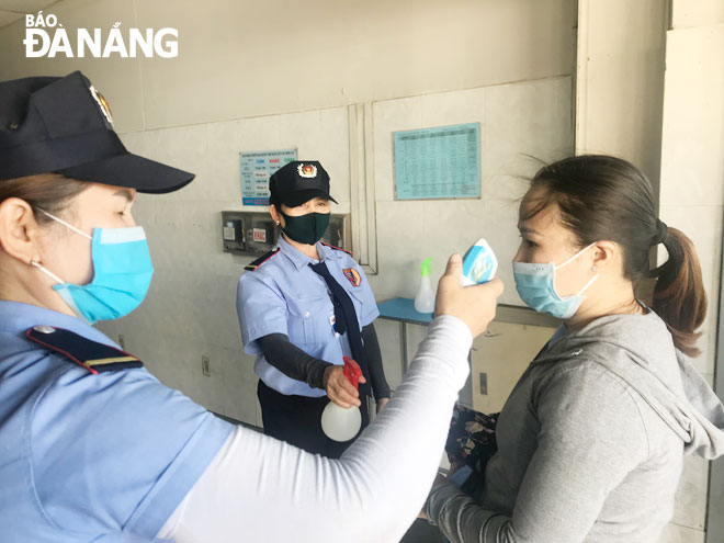 Companies are taking drastic measures to control COVID-19. IN THE PICTURE: Workers of Daiwa Vietnam Company located in Hoa Khanh Industrial Park in Lien Chieu District have their body temperature measured and hand sanitised before entering their workplace. Photo: M.QUE