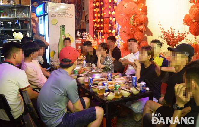 Đoàn công tác phát hiện một nhà hàng trên đường Trần Văn Trứ tổ chức ăn, uống ngay tại nhà hàng trong tối 7-5 và yêu cầu cơ quan chức năng kiểm tra, xử lý. Ảnh: HOÀNG HIỆP