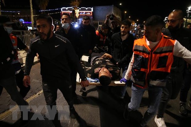 Chuyển người bị thương sau vụ đụng độ giữa cảnh sát Israel và người Palestine tại Đông Jerusalem. (Ảnh: THX/TTXVN)