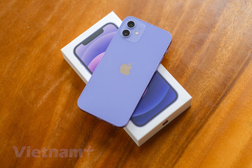 Đây là màu sắc mới với dòng iPhone 12 nhưng đã từng xuất hiện trên iPhone 11. So với iPhone 11, màu tím trên iPhone 12 và 12 mini đậm hơn một chút. (Ảnh: PV/Vietnam+)