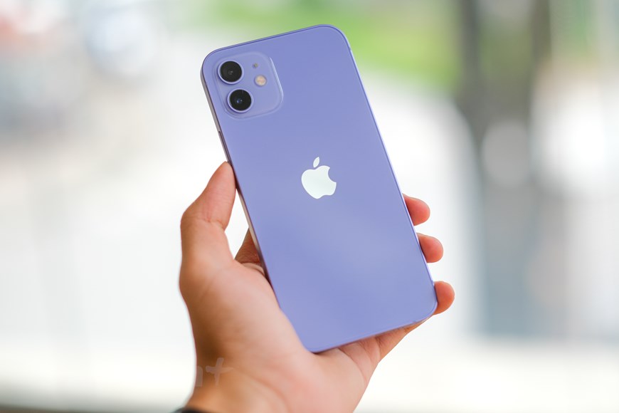 Theo đại diện của CellphoneS, iPhone 12 và 12 mini màu tím sẽ được bán chính hãng vào cuối tháng này với giá bán tương đương với các màu khác. (Ảnh: PV/Vietnam+) 