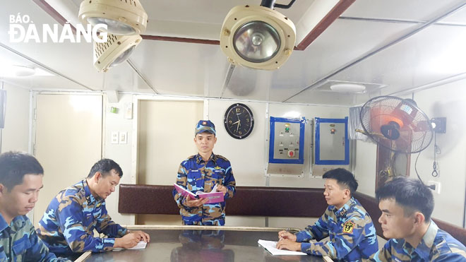 Chính trị viên Phan Bá Sơn (đứng) quán triệt nhiệm vụ cho các cán bộ, chiến sĩ tàu 629 trước chuyến đi biển.