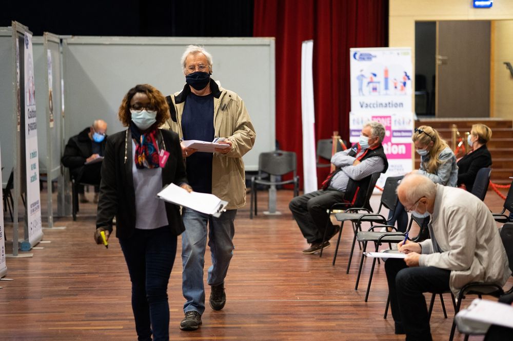 Người dân chờ tiêm vắc-xin ngừa Covid-19 tại Sainte-Genevieve-des-Bois, thuộc tỉnh Essonne, miền bắc nước Pháp. 									                Ảnh: AFP/Getty Images