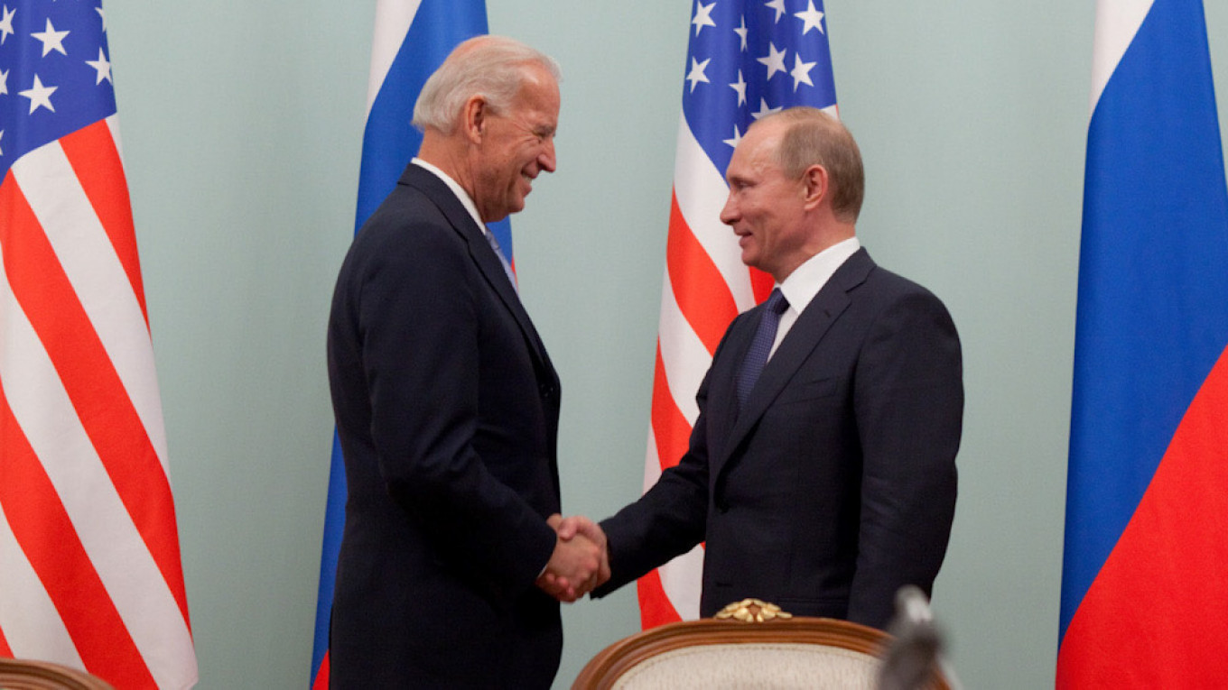 Tổng thống Nga Vladimir Putin và ông Joe Biden thời còn là Phó Tổng thống Mỹ tại thủ đô Moskva 10/3/2011. Ảnh: Reuters