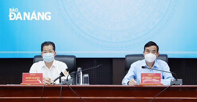 Da Nang Party Committee Secretary Nguyen Van Quang and Party Committee Deputy Secretary cum People's Committee Chairman Le Trung Chinh participate in the Friday meeting.