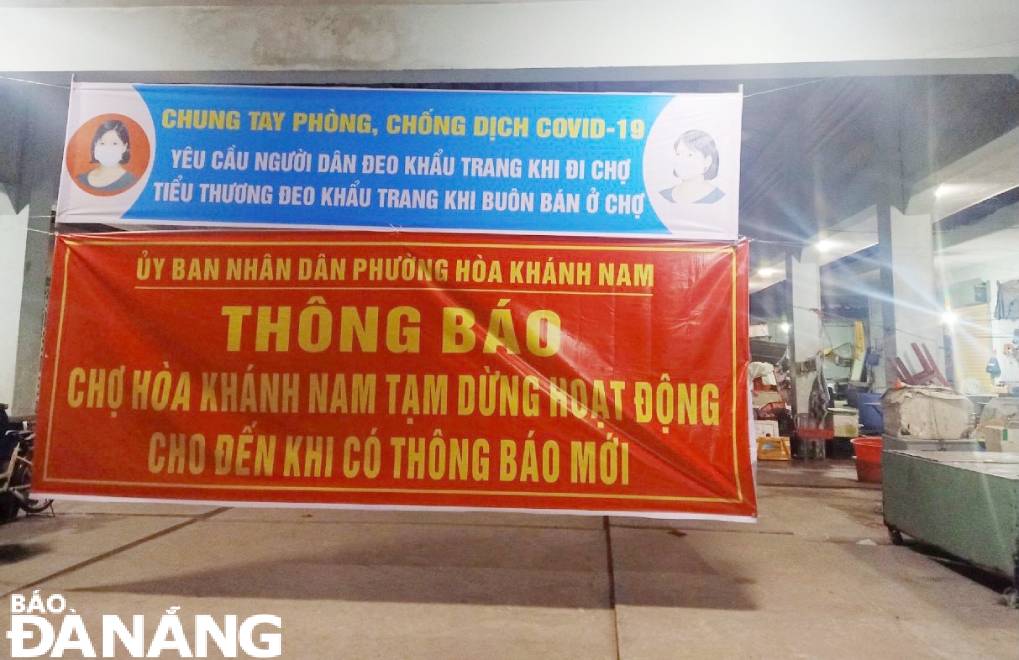 The spraying of chemical disinfectants were carried out in Hoa Khanh Market on Friday evening. Photo: Photo: QUYNH TRANG