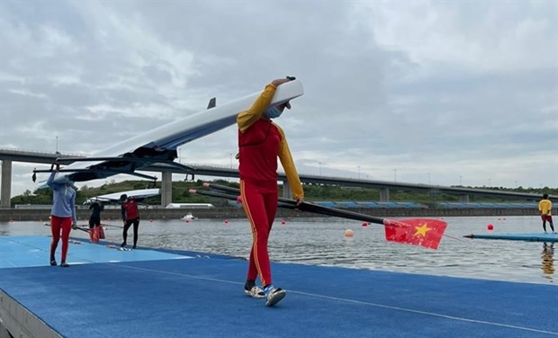 Vietnamese duo Luong Thi Thao and Dinh Thi Hao seen preparing their boat at the World Rowing Asia and Oceania Olympic and Paralympic qualification regatta. (Photo: World Rowing)