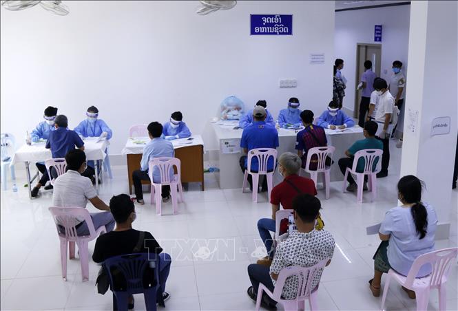 Người dân chờ đăng ký tiêm vaccine phòng COVID-19 tại bệnh viện Setthathirath, thủ đô Viêng Chăn. Ảnh: Phạm Kiên/TTXVN