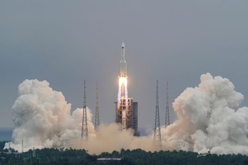 Tên lửa Trường Chinh 5B Y2, mang theo module cốt lõi của trạm vũ trụ Thiên Hoà của Trung Quốc, được phóng từ Trung tâm Vũ trụ Văn Xương ở tỉnh Hải Nam, Trung Quốc ngày 29/4. Ảnh: Reuters