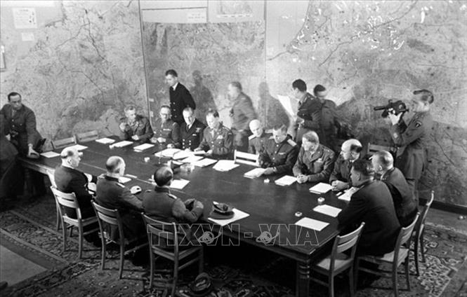 Rạng sáng ngày 7/5/1945 (giờ GMT), tại Reims (Pháp), tướng Alfred Jodl đại diện quân đội Đức Quốc xã đã ký biên bản xác nhận sự đầu hàng sơ bộ của phát xít Đức trước các lực lượng Đồng minh tại mặt trận phía Tây và Bắc Ý. Văn bản đầu hàng chính thức được ký vào lúc 22h43 phút ngày 8/5/1945 tại Berlin (0h43 phút giờ Moskva ). Ảnh: Tư liệu quốc tế/TTXVN phát