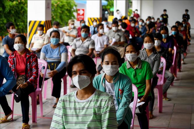 Người dân chờ tiêm vaccine ngừa COVID-19 tại Phnom Penh, Campuchia, ngày 1/5. Ảnh: AFP/TTXVN