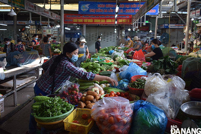 The Dong Da Market re-opened on Sunday morning following negative COVID-19 test results for all stall holders and the staff at this place. We observed on Sunday morning that all stall holders were seen strictly practicing the city’s face mask rules and the social distancing regulations. Photo: KHANH HOA