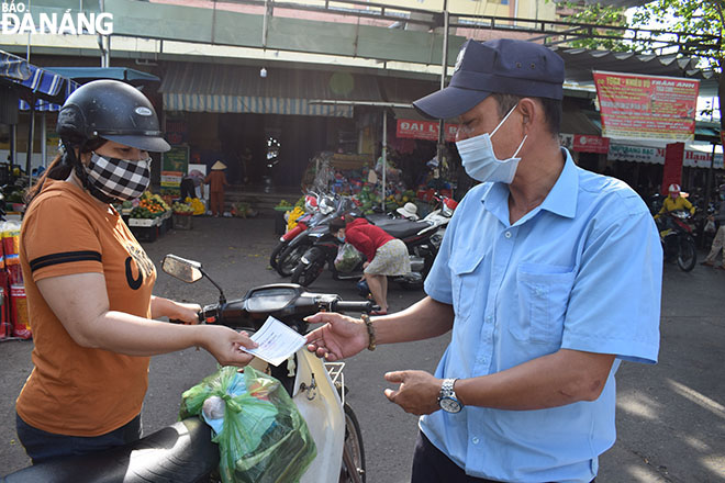 Security personnel were seen being on duty at entry gates of all wet markets across the city on Sunday morning to observe the practice of the city’s odd and even date entry restrictions there. Picture was taken at Con Market on Sunday morning. Photo: KHANH HOA.