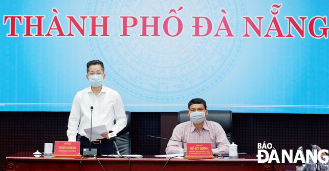 Bí thư Thành ủy Nguyễn Văn Quảng (trái) phát biểu chỉ đạo tại cuộc họp phòng, chống Covid-19 thành phố chiều 9-5.  Ảnh: PHAN CHUNG	