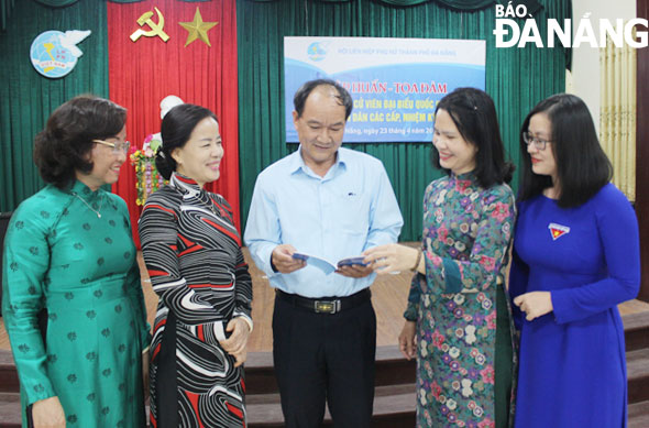 Từ trái sang: Bà Ngô Thị Kim Yến (Giám đốc Sở Y tế), Nguyễn Thị Kim Thúy (đại biểu Quốc hội khóa XIV) và ông Dương Đình Liễu (Phó Chủ tịch Ủy ban MTTQ Việt Nam thành phố Đà Nẵng) trao đổi với các ứng cử viên đại biểu HĐND thành phố, nhiệm kỳ 2021-2026. (Ảnh chụp tháng 4-2021)		Ảnh: H.N
