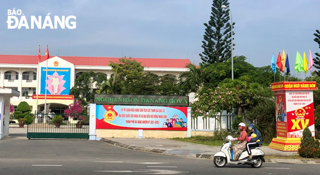 Trung tâm Hành chính quận Ngũ Hành Sơn được trang hoàng cờ hoa để chuẩn bị cho cuộc bầu cử đại biểu Quốc hội khóa XV và đại biểu HĐND các cấp nhiệm kỳ 2021-2026. Ảnh: N.QUANG
