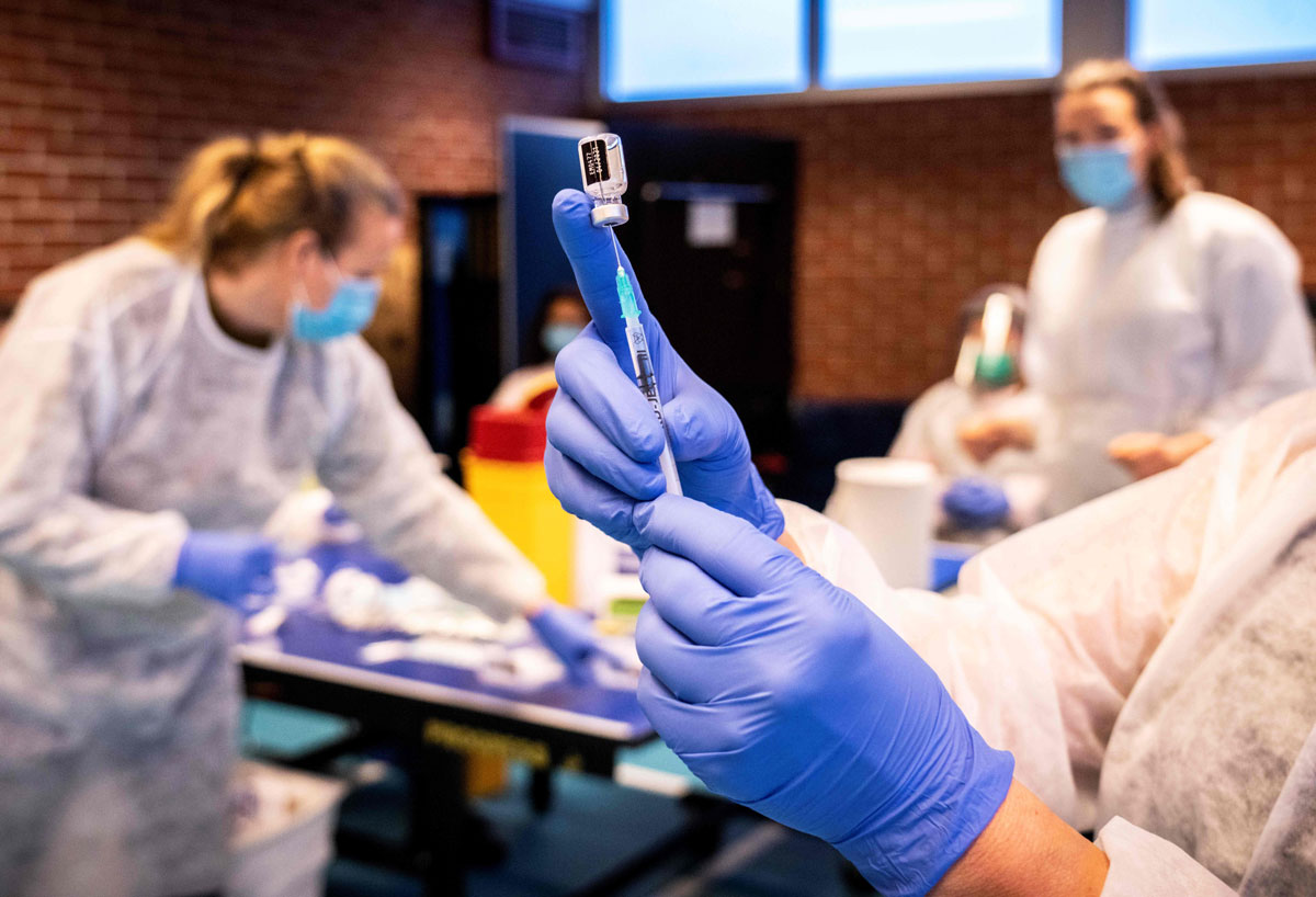 Tiêm vắc-xin ngừa Covid-19 ở thành phố Drammen, Na Uy. 			Ảnh: AFP/Getty Images