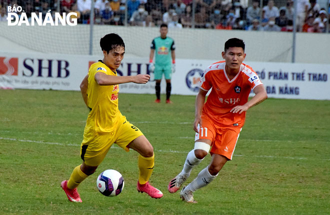 Sự xuất sắc của Văn Toàn (áo vàng) trong màu áo Hoàng Anh Gia Lai giúp tăng thêm hy vọng cho hàng công của đội tuyển Việt Nam trong 3 trận đấu còn lại ở vòng loại (thứ 2) World Cup 2022. 	       Ảnh: ANH VŨ
