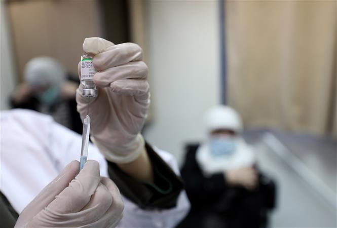 Tiêm chủng vaccine ngừa COVID-19 tại Nablus, Palestine. Ảnh: THX/TTXVN