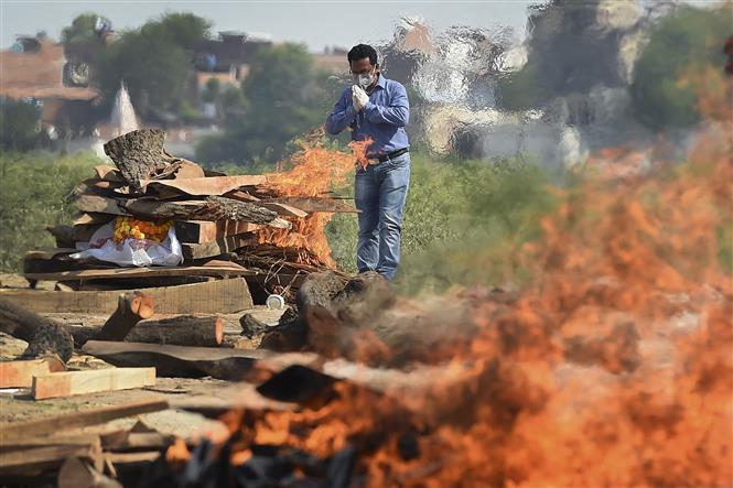 Cầu nguyện trong lễ hỏa táng người thân tử vong do nhiễm COVID-19 tại Allahabad, Ấn Độ, ngày 8/5/2021. Ảnh: AFP/TTXVN