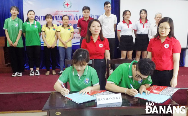 Da Nang young people register for organ donations after their death in May, 2020. (Photo: XUAN DUNG)