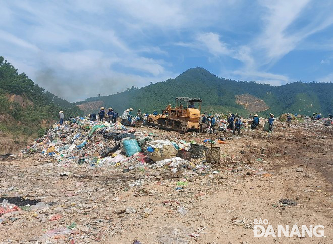 Người thu nhặt phế liệu tại bãi rác Khánh Sơn có nguy cơ cao lây nhiễm dịch bệnh từ rác sinh hoạt được thu gom, vận chuyển về đây từ khắp nơi trong thành phố. Ảnh: HOÀNG HIỆP
