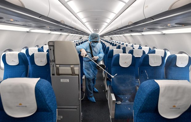 Vietnam Airlines disinfects its airplane at the end of each working day. (Photo: VNA)