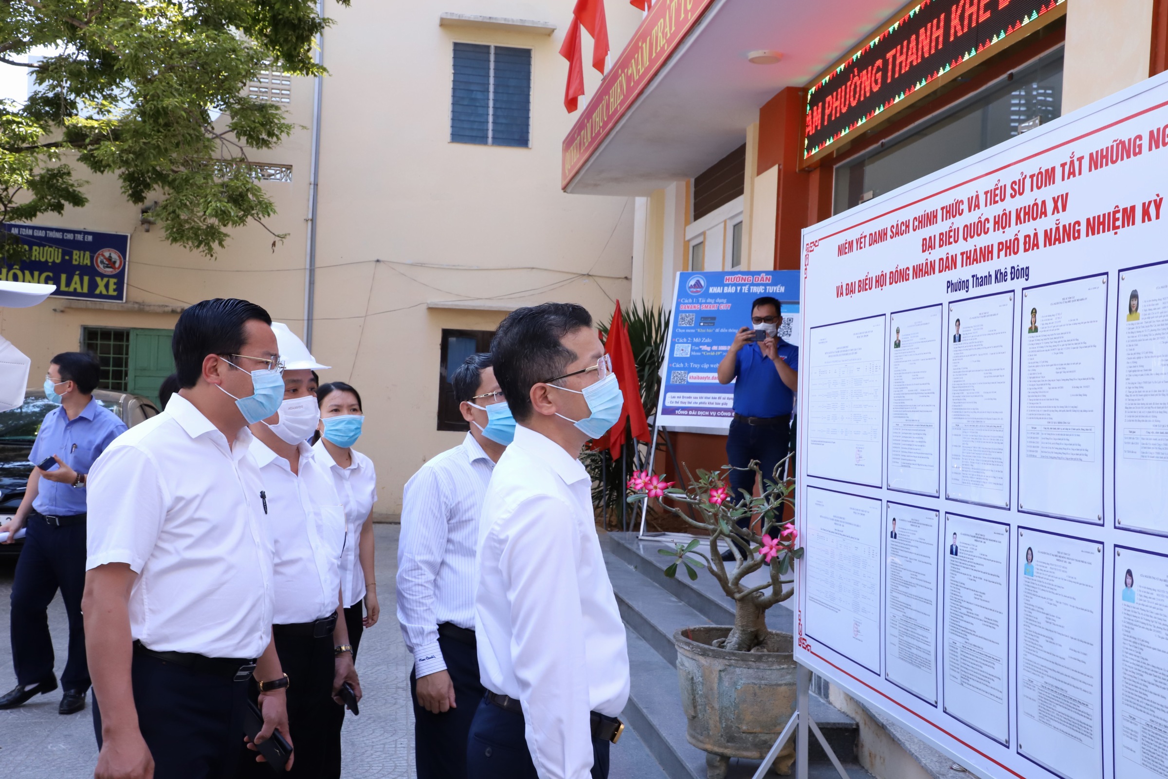 Bí thư Thành ủy kiểm tra công tác niêm yết danh sách đại biểu Quốc hội và đại biểu HĐND thành phố  tại phường Thanh Khê Đông
