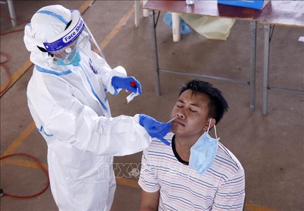 A medical worker is taking sample for COVID-19 testing in Laos. (Photo: VNA)