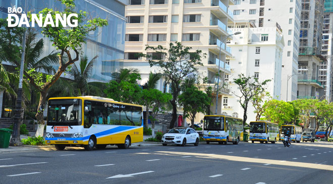 Xe buýt trợ giá hoạt động trên tuyến đường Võ Nguyên Giáp - Hoàng Sa ngày 29-4-2021. Ảnh: THÀNH LÂN