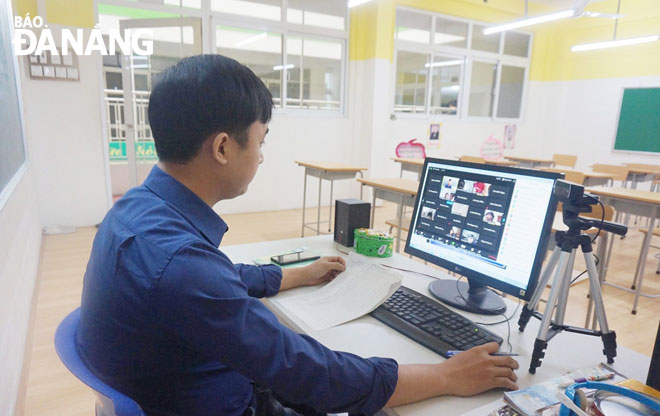 Giáo viên Trường Tiểu học - THCS Đức Trí dạy trực tuyến cho học sinh.Ảnh: NGỌC HÀ