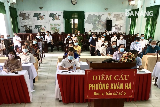 Cử tri phường Xuân Hà tham gia buổi tiếp xúc cử tri của các cứng cử viên đại biểu HĐND thành phố vận động bầu cử tại quận Thanh Khê. Ảnh: NGUYỄN QUANG