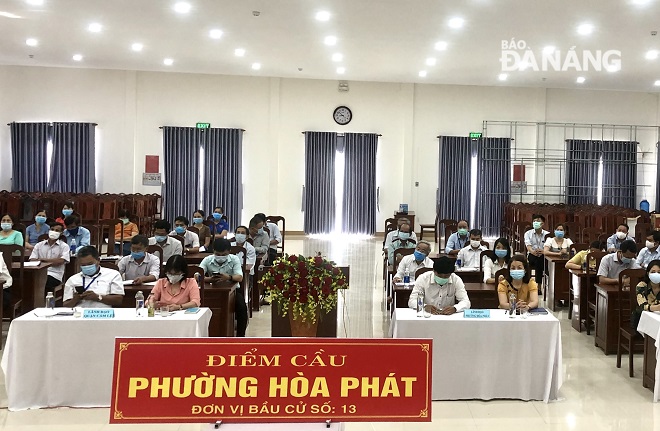 Cử tri phường Hòa Phát, quận Cẩm Lệ theo dõi các ứng cử viên tiếp xúc, vận động cử tri thông qua hình thức trực tuyến. Ảnh: NGUYỄN QUANG