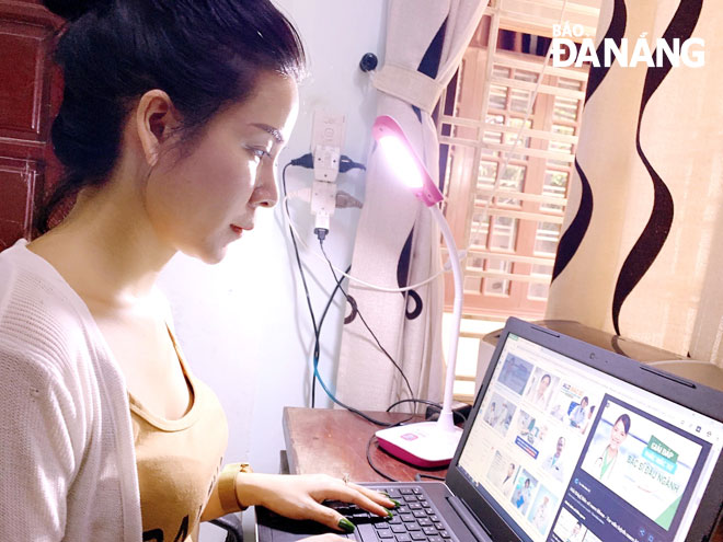 Online shopping which is being popular among all age groups. Online retailers can reach more customers by staying up to date on e-commerce trends. IN THE PHOTO: Ms. Quynh Mai , 28,  a female resident of Son Tra district is doing her shopping online. Photo: QUANG TRANG