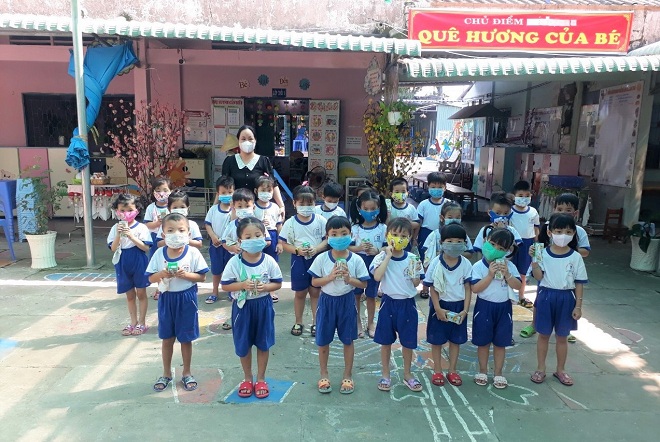 Trẻ em vui mừng khi được nhận sữa từ chương trình Quỹ sữa vươn cao Việt Nam năm 2021.