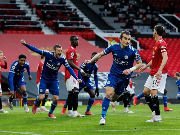 Leicester (áo xanh) đưa Man City lên ngôi sau khi đánh bại M.U tại Old Trafford. (Nguồn: Getty Images)