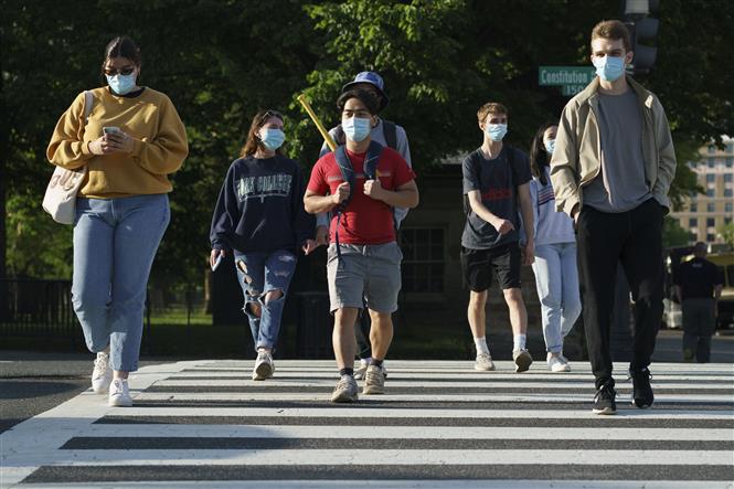  Người dân đeo khẩu trang phòng dịch COVID-19 tại Washington, DC, Mỹ ngày 6/5/2021. Ảnh: THX/TTXVN