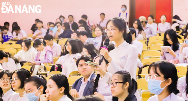 Học sinh Trường THPT Phan Châu Trinh đặt câu hỏi về chọn trường trong buổi tư vấn hướng nghiệp của Trường Đại học Sư phạm, Đại học Đà Nẵng vào giữa tháng 4-2021.                                Ảnh: NGỌC HÀ