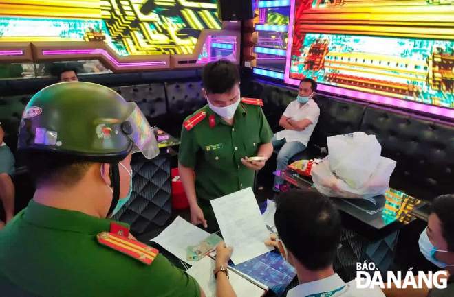 My An Ward’s functional forces handling the violation act at the Xuan Tung Gold karaoke parlor. Photo: L.H