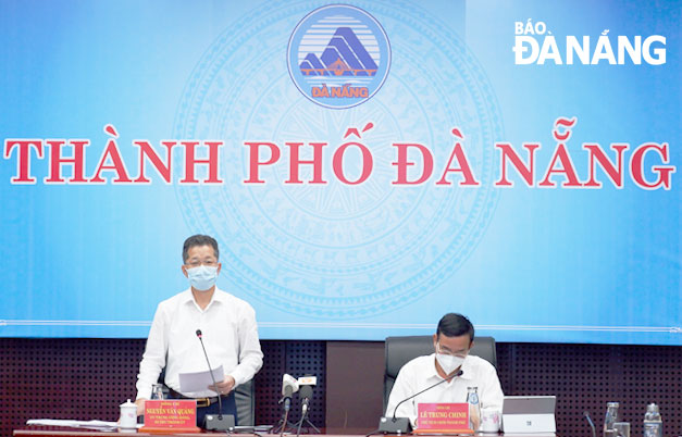 Da Nang Party Committee Secretary Nguyen Van Quang (left) addressed a meeting on Tuesday held by the municipal Steering Committee for COVID-19 Prevention and Control. Photo: PHAN CHUNG