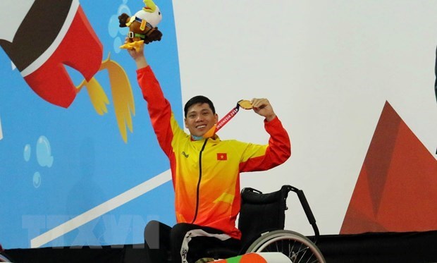 Swimmer Vo Thanh Tung and his third gold medal at Asian Para Games 2018 (Photo: VNA)