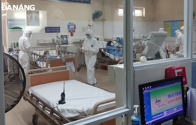Từ 17 giờ ngày 12-5, Trung tâm y tế huyện Hòa Vang tạm dừng tiếp nhận bệnh nhân để tập trung điều trị bệnh nhân Covid-19. Ảnh: L.HÙNG
