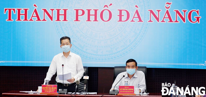 Bí thư Thành ủy Nguyễn Văn Quảng (trái) phát biểu chỉ đạo tại cuộc họp chiều 12-5. Ảnh: PHAN CHUNG