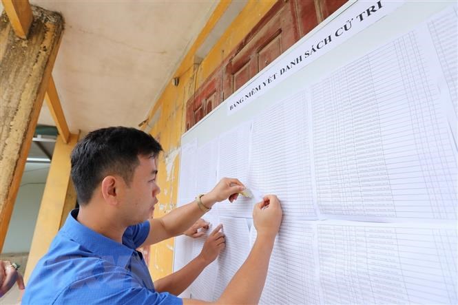 Công tác chuẩn bị danh sách cử tri tại điểm bầu cử đại biểu Quốc hội khóa XV và HĐND các cấp nhiệm kỳ 2021-2026 tỉnh Cao Bằng ở thị trấn Trà Lĩnh, huyện Trùng Khánh. (Ảnh: Minh Quyết/TTXVN)