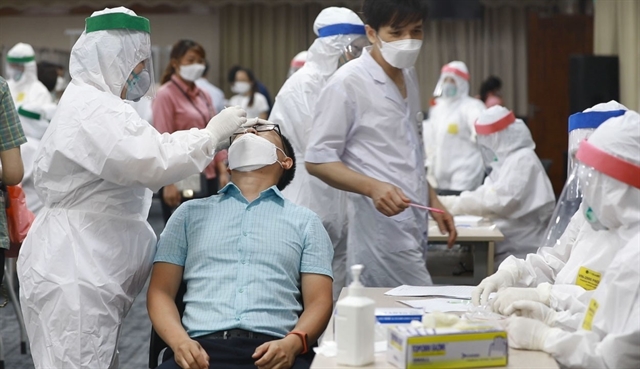 Medical workers take samples for COVID-19 testing for workers of Samsung  Electronics Việt Nam in Yên Phong Industrial Zone in Bắc Ninh Province after two workers of the company were confirmed to get COVID-19 on Tuesday. — VNA/VNS Photo Thái Dũng