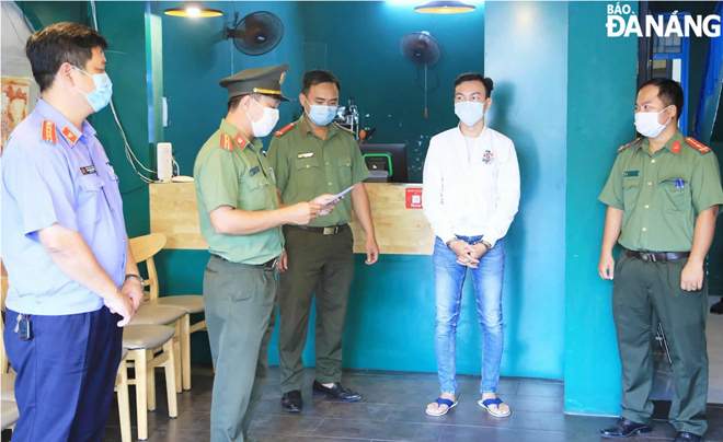 The Da Nang police issued an arrest warrant for Nguyen Tran Anh Tuan (second, right) on Wednesday